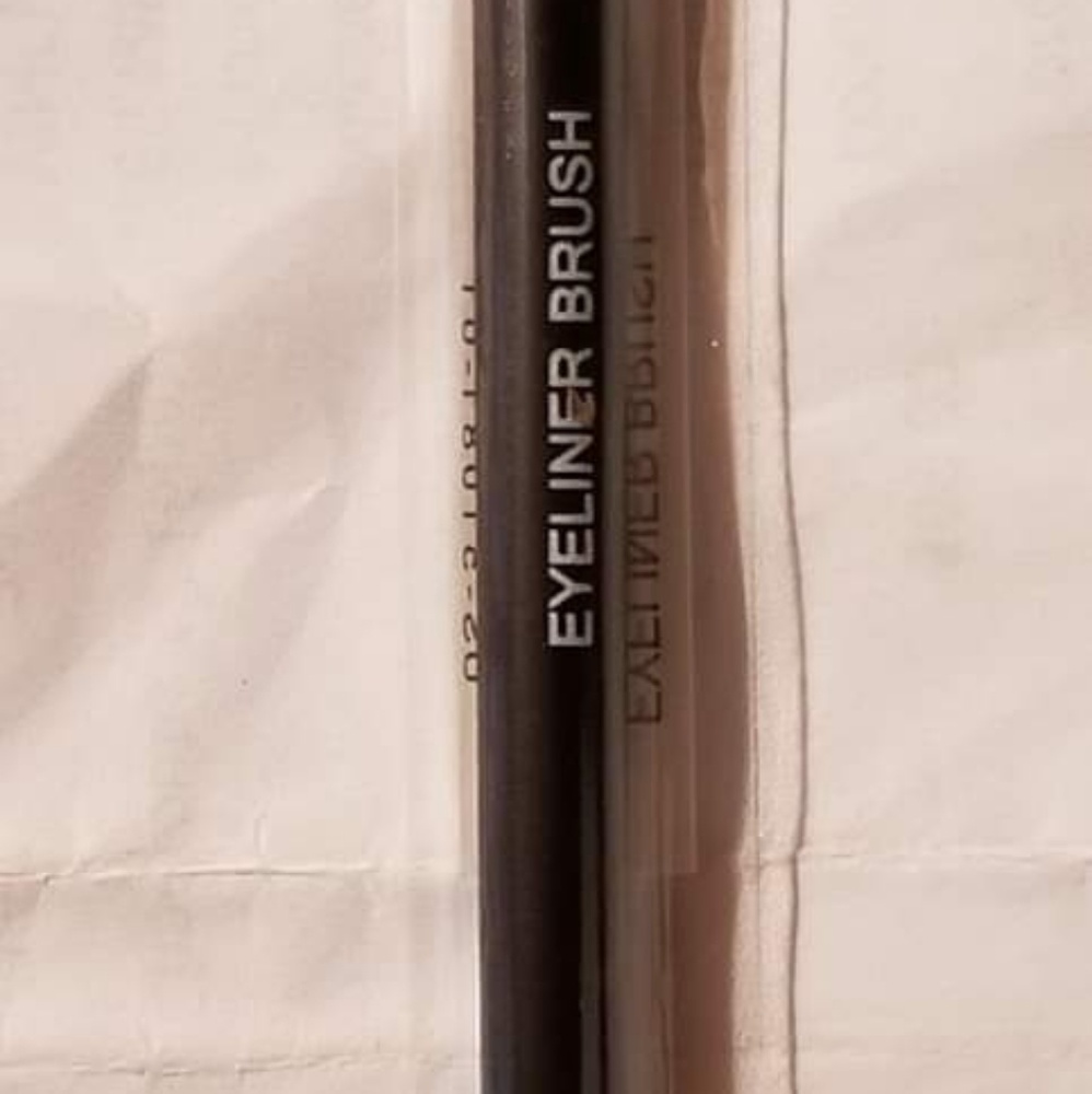 Younique eyeliner brush